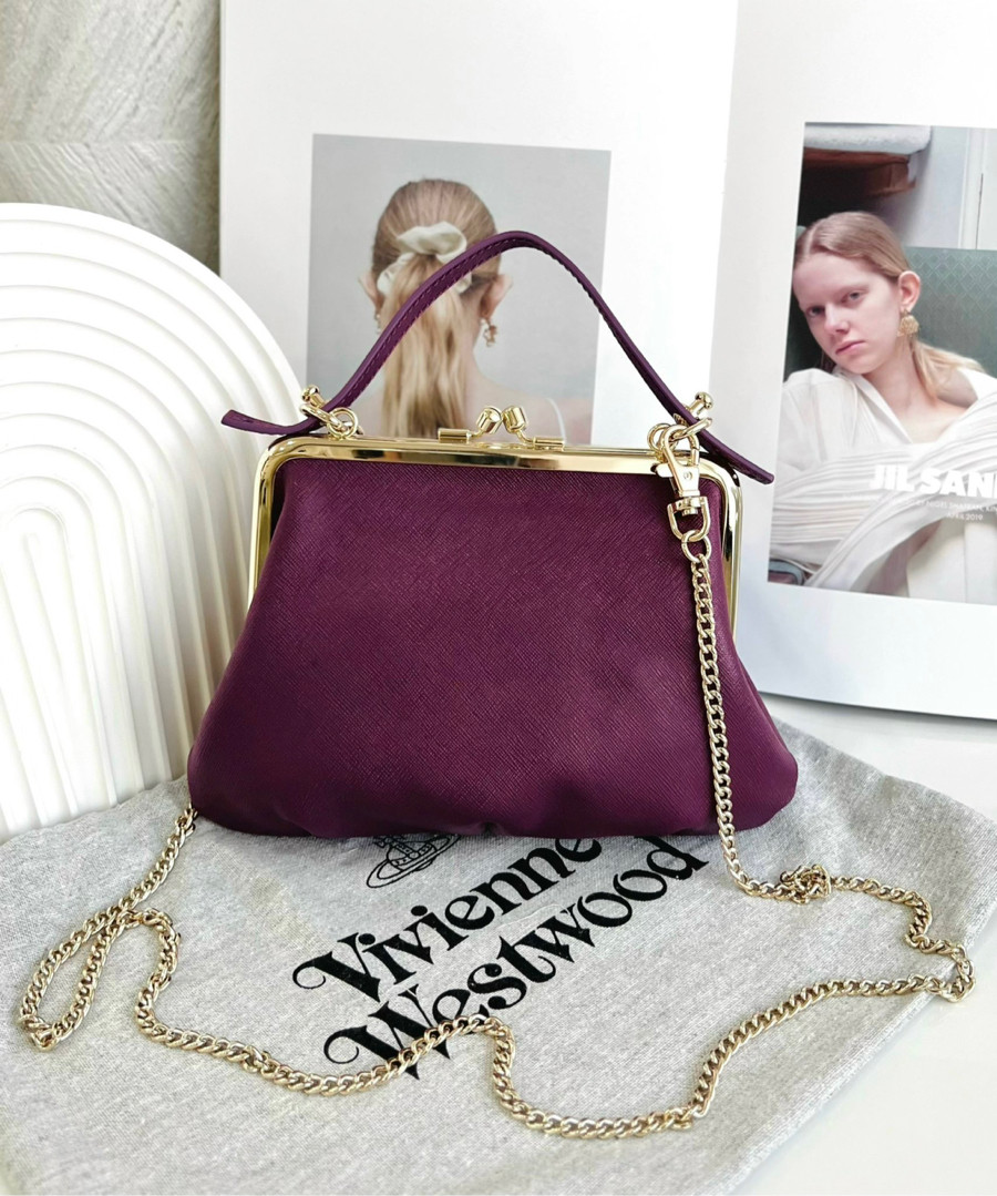 Túi Vivienne Westwood hến, web ghi 17 x 24 mà e đo đáy 20cm 🤣 promax vừa nha cả nhà 🥰