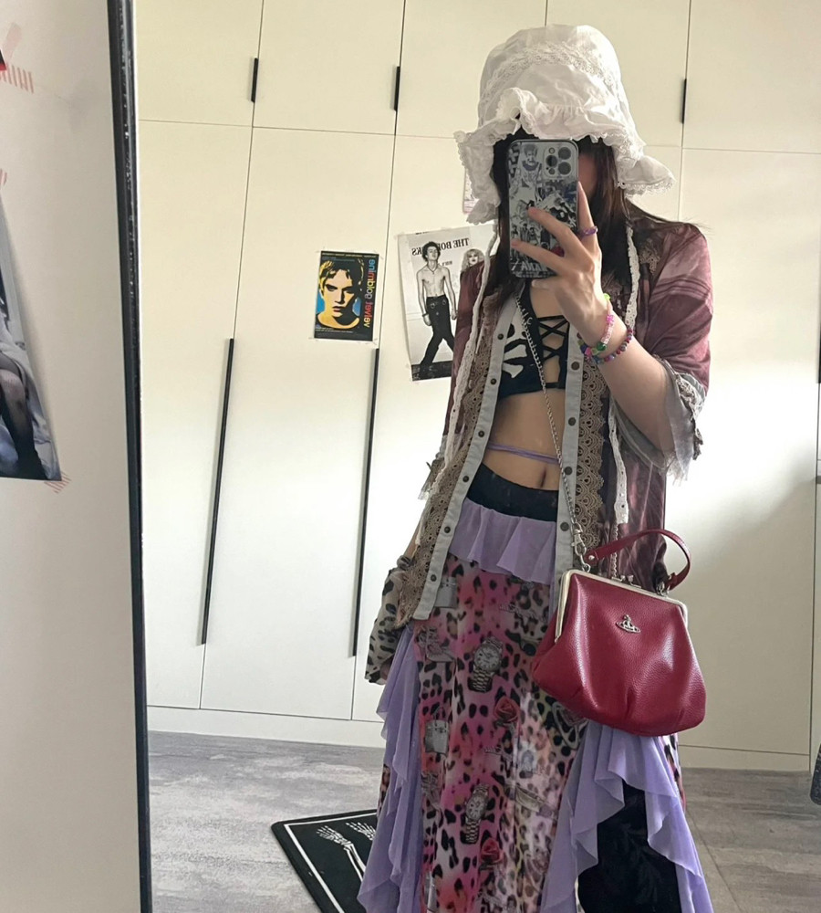 Túi Vivienne Westwood hến, web ghi 17 x 24 mà e đo đáy 20cm 🤣 promax vừa nha cả nhà 🥰