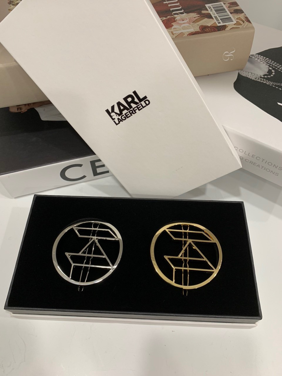 Kẹp tóc Karl logo tròn set 2c 2 màu