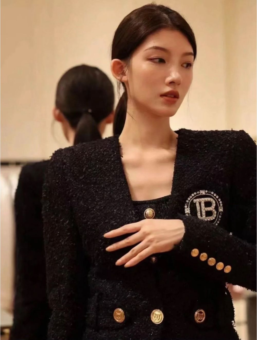 Áo Balmain blazer dạ đen, logo B đính đá