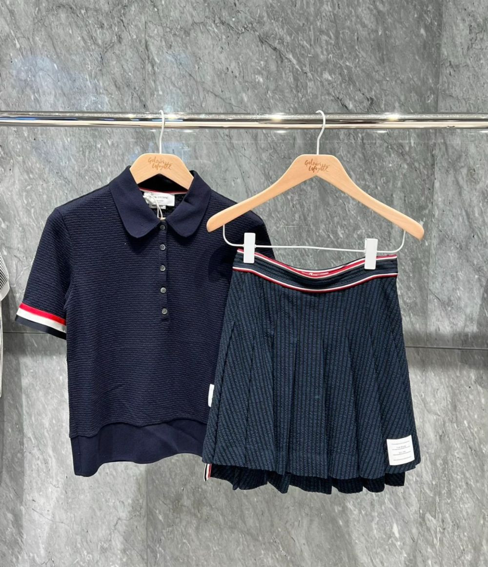 Chân váy Thom Browne xếp ly viền cạp