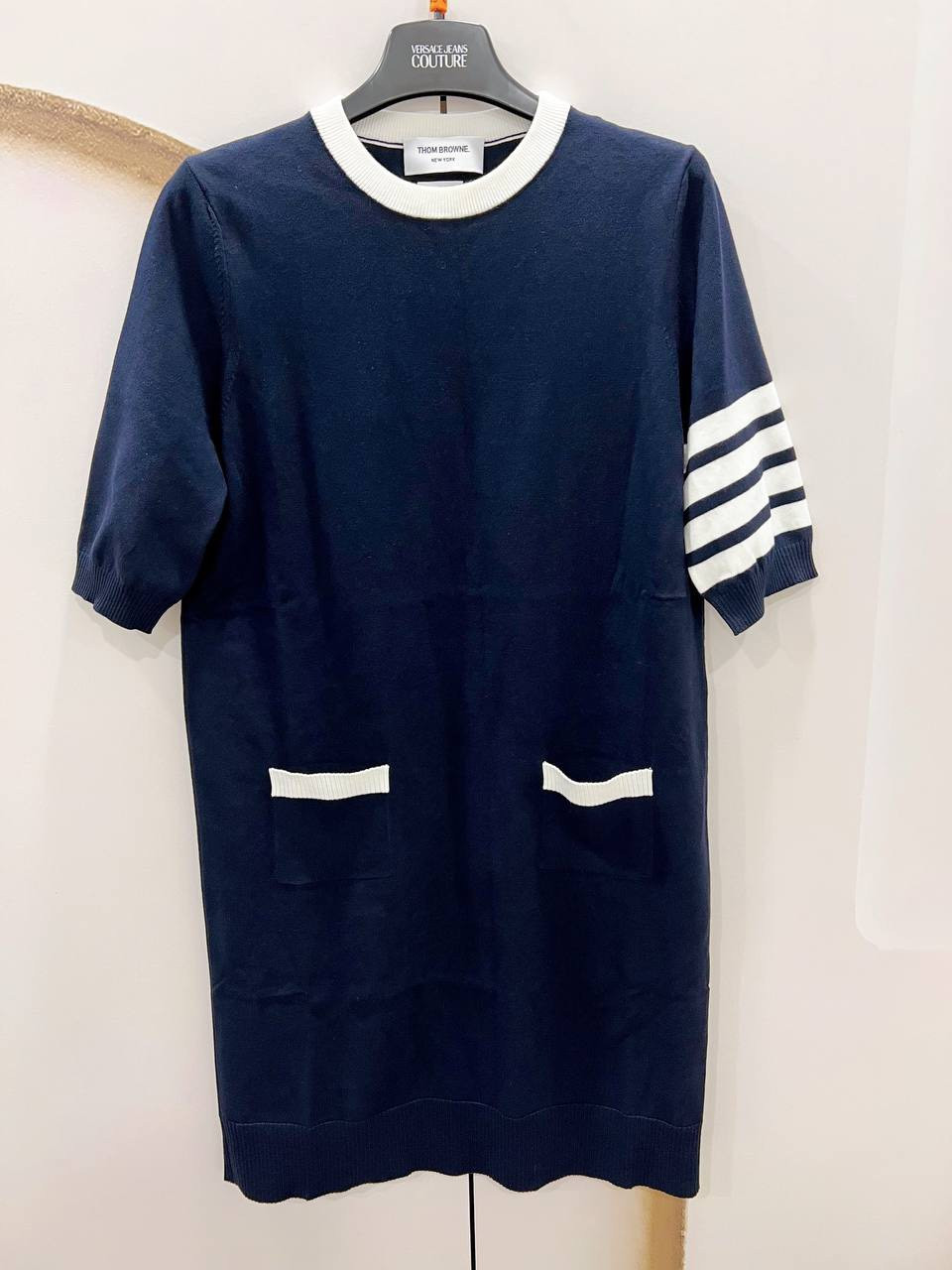 Váy Thom Browne len cộc tay, logo sau lưng