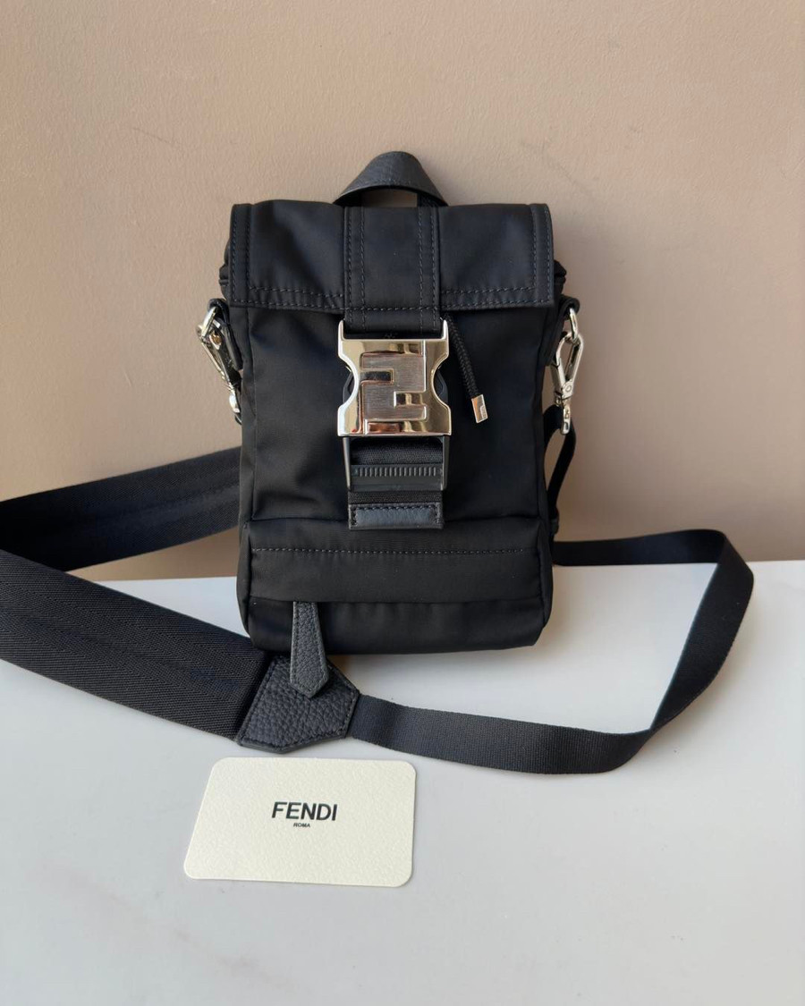 Túi đeo chéo Fendi