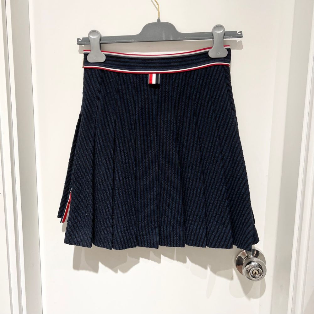 Chân váy Thom Browne xếp ly viền cạp