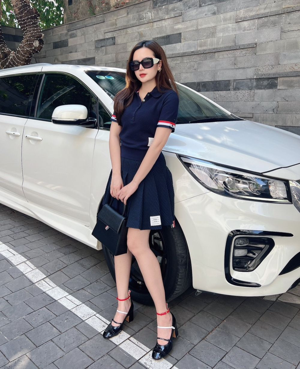 Chân váy Thom Browne xếp ly viền cạp