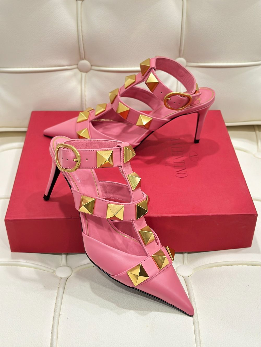 Sandal Valentino hồng đinh gót 7cm