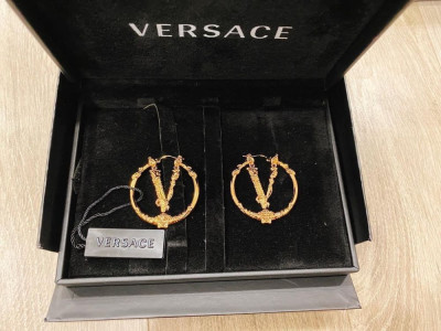 Khuyên tai Versace gold tròn logo V