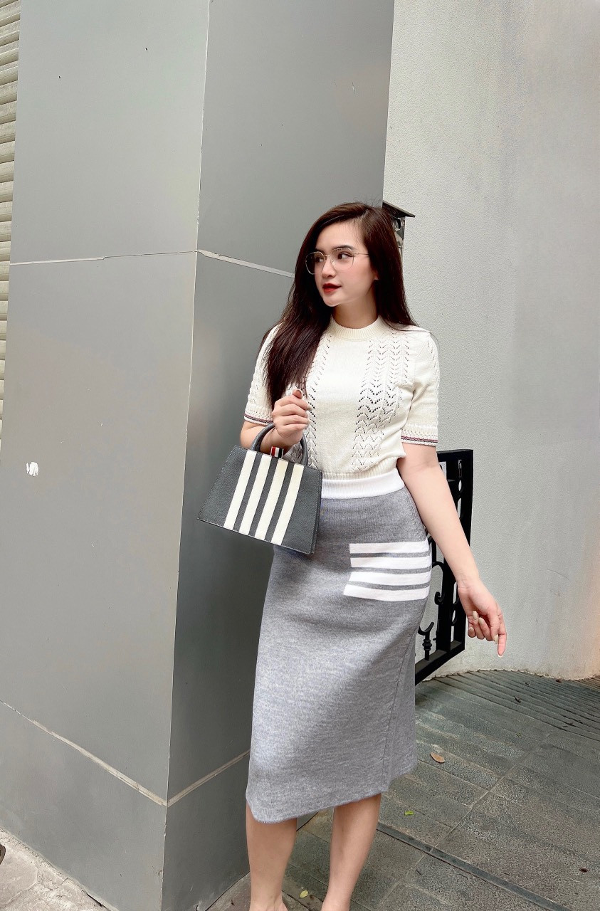 Áo Thom Browne trắng cộc tay