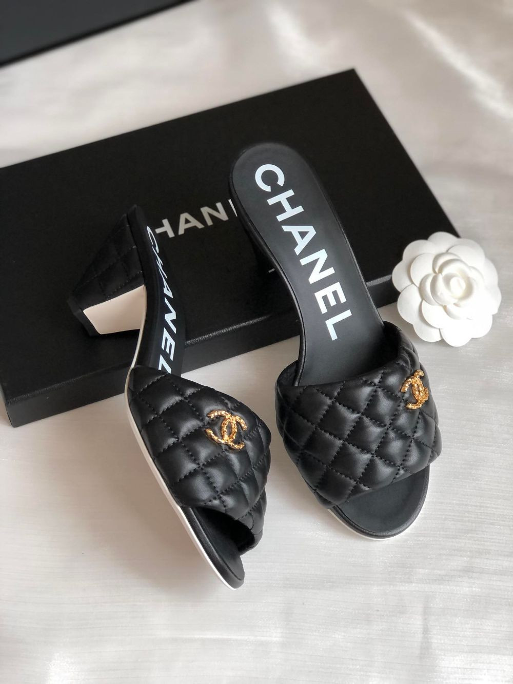 Guốc Chanel họa tiết trần trám siêu xinh