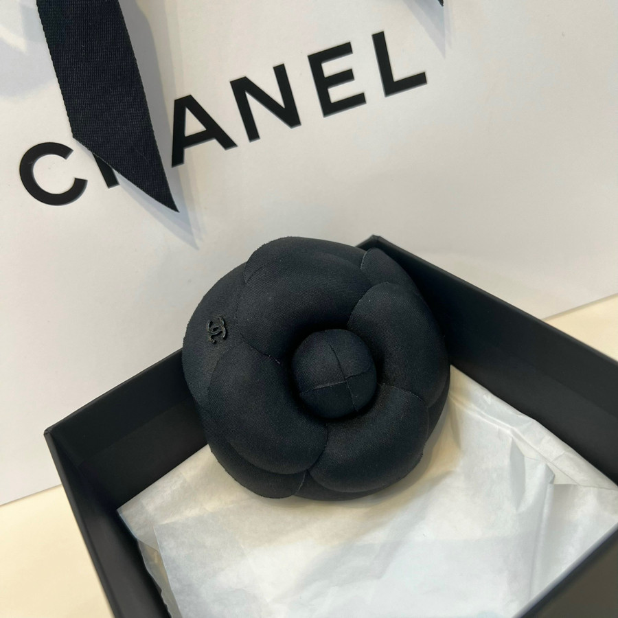 Cài tóc hoa trà Chanel