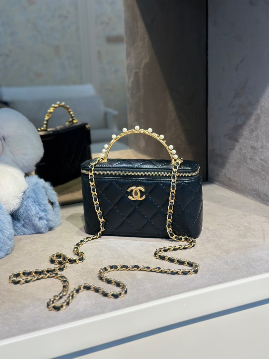 Chanel Vanity Quai Charm