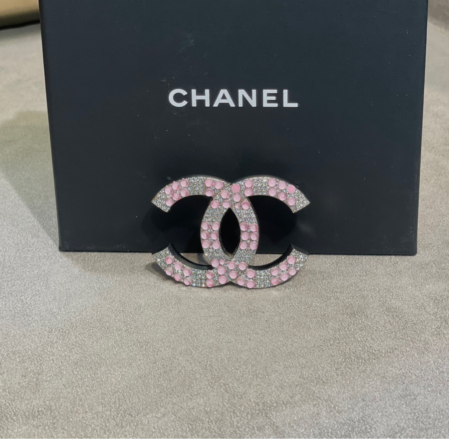 Cài áo Chanel