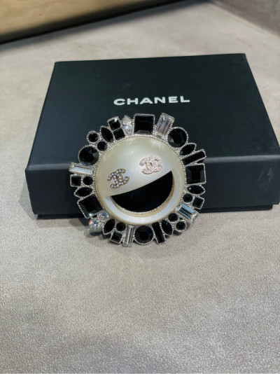 Cài áo Chanel Limited