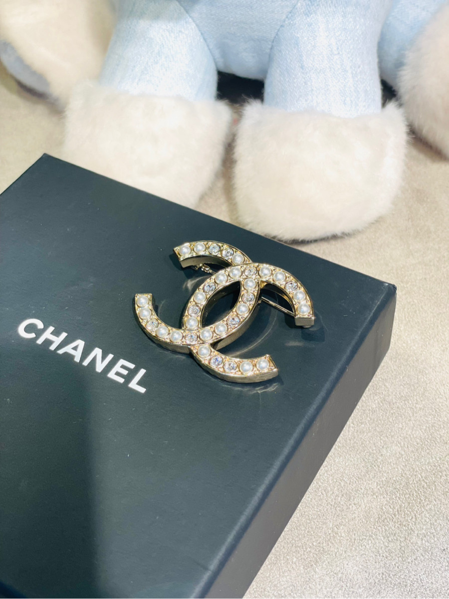 Cài áo Chanel