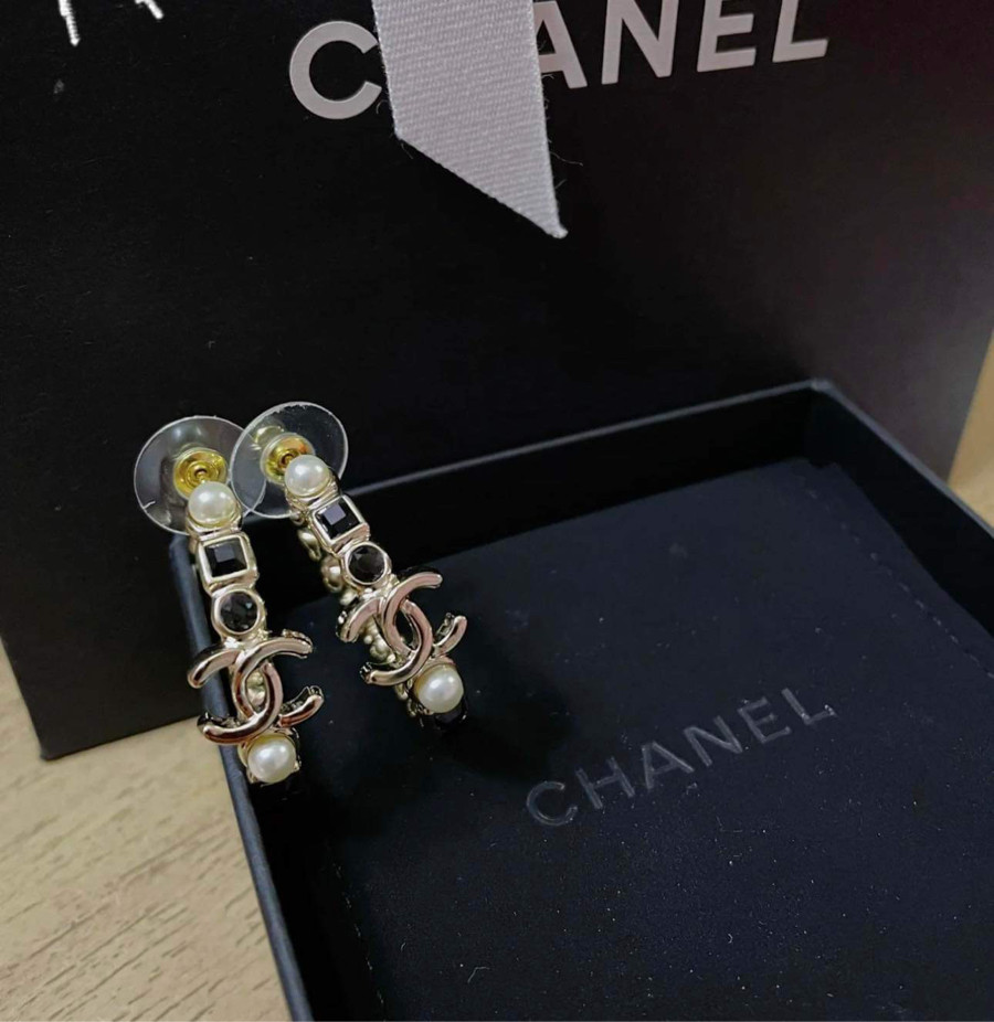 Khuyên tai Chanel phối ngọc trai xinh lắm