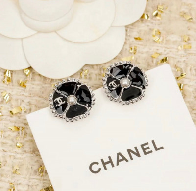 Khuyên tai Chanel bông nhỏ xinh xắn