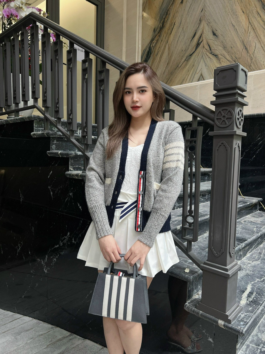 Áo Thom Browne cardigan len ghi