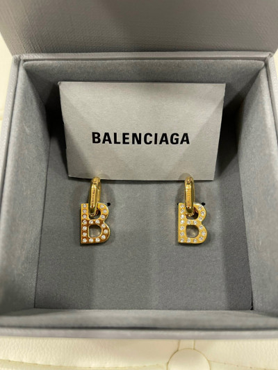 Khuyên tai Balenciaga chữ B đính đá