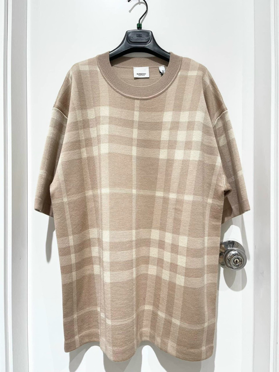 Áo Burberry be kẻ, cổ tròn