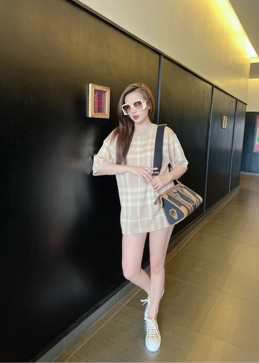 Áo Burberry be kẻ, cổ tròn