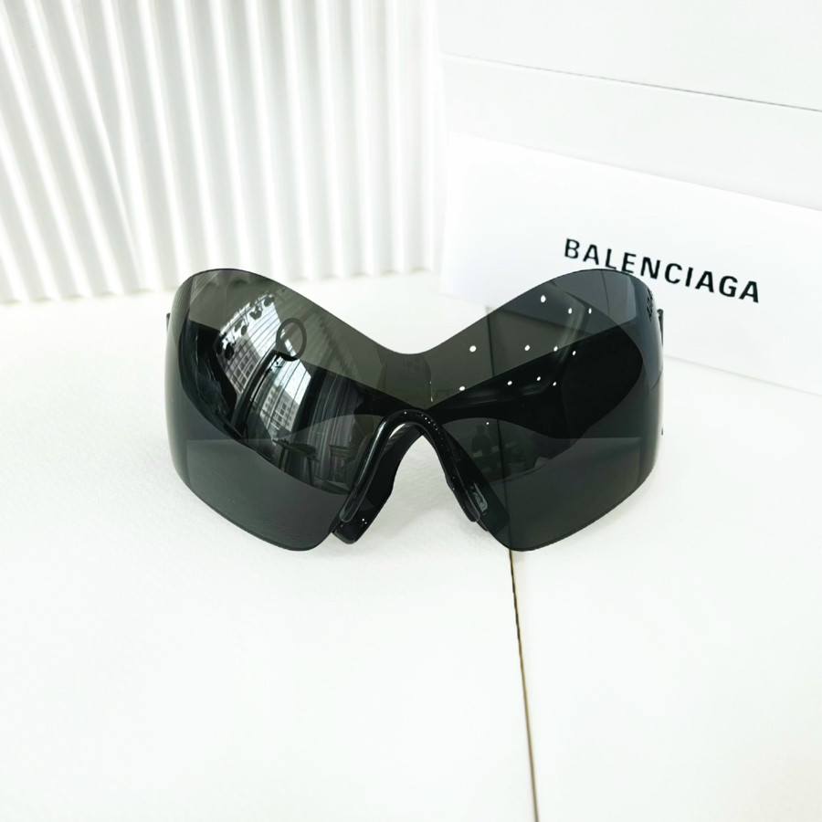 Kính râm Balenciaga BB0180S runway đang cháy thị trường, Sơn Tùng đeo nên cực cháy ✨