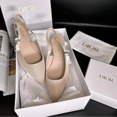 Sandal bệt Dior màu nude sz:37 tình trạng new 100% (fullbox bill)