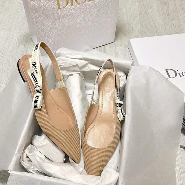 Sandal bệt Dior màu nude sz:37 tình trạng new 100% (fullbox bill)