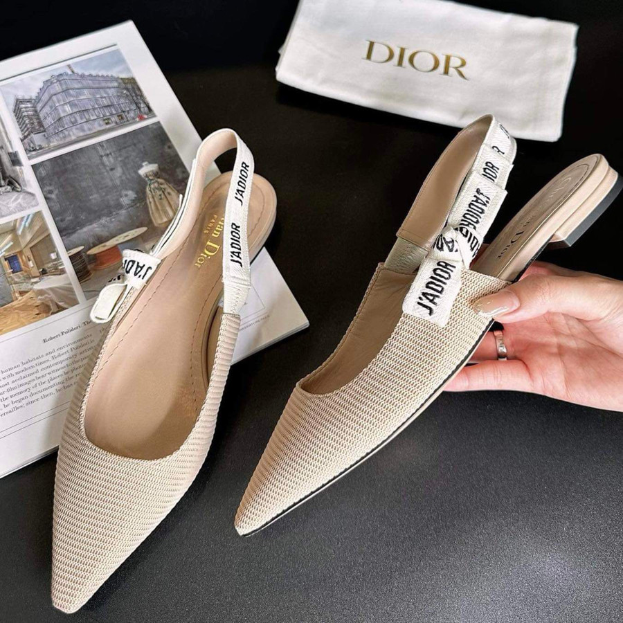 Sandal bệt Dior màu nude sz:37 tình trạng new 100% (fullbox bill)