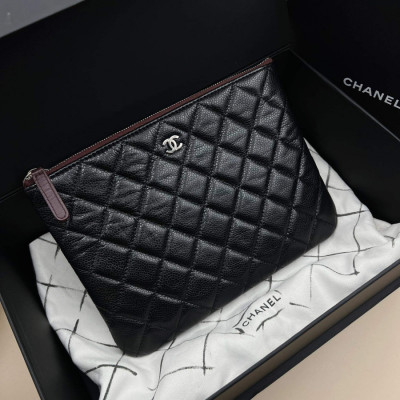 Clutch Chanel Classic đen da hạt caviar Size: small