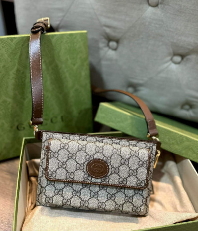 Beltbag Gucci Canvas - Chiếc túi này kết hợp giữa tính biểu tượng của Gucci với thiết kế thực dụng, tạo nên một phụ kiện thời trang đa dụng phù hợp cho nhiều dịp.