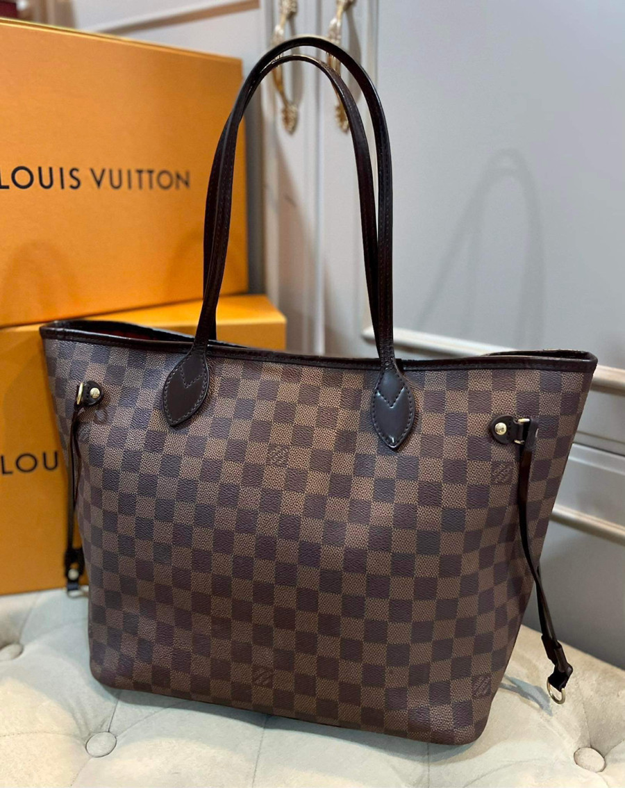 Túi Neverfull có khả năng chứa đựng tuyệt vời, nó trở thành lựa chọn lý tưởng cho những người cần đựng nhiều đồ hàng ngày hoặc khi đi du lịch.