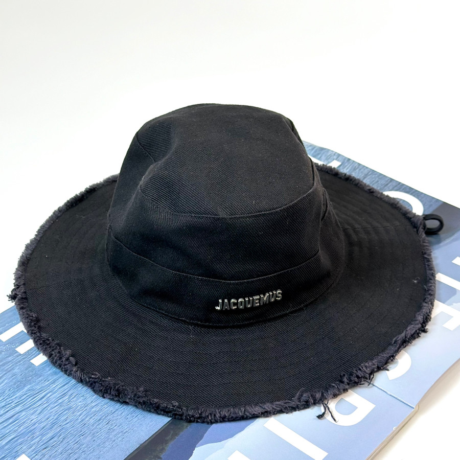 Nón bucket Jacquemus đen