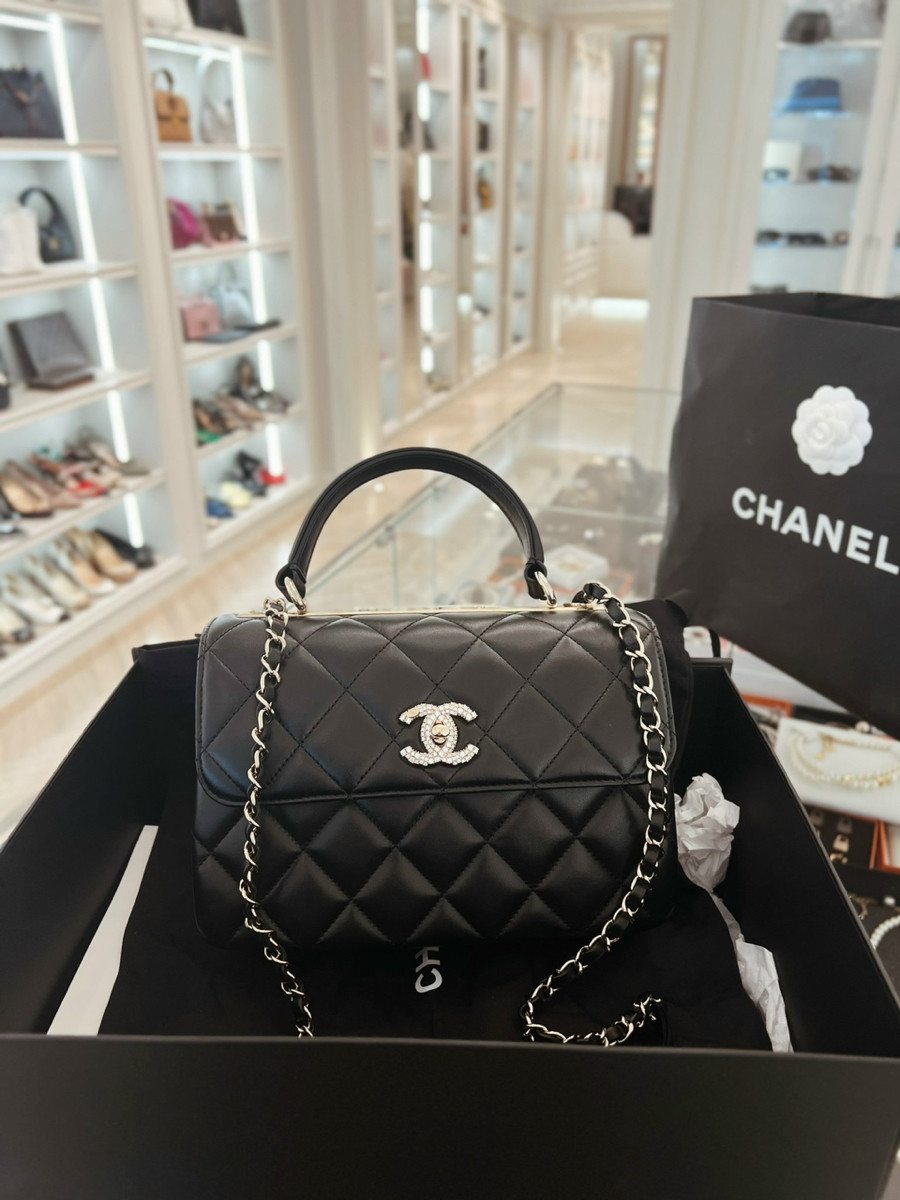 Chanel trendy khoá logo đá