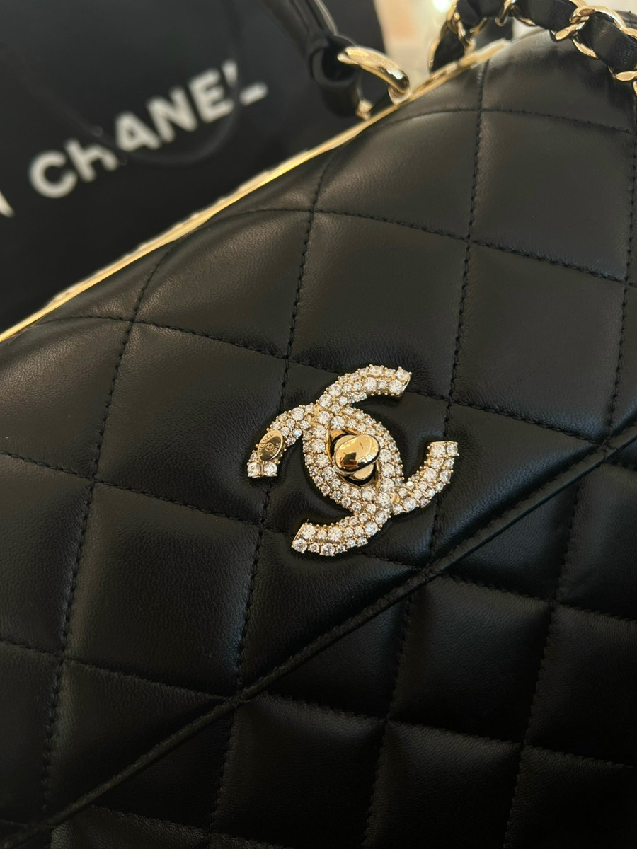 Chanel trendy khoá logo đá