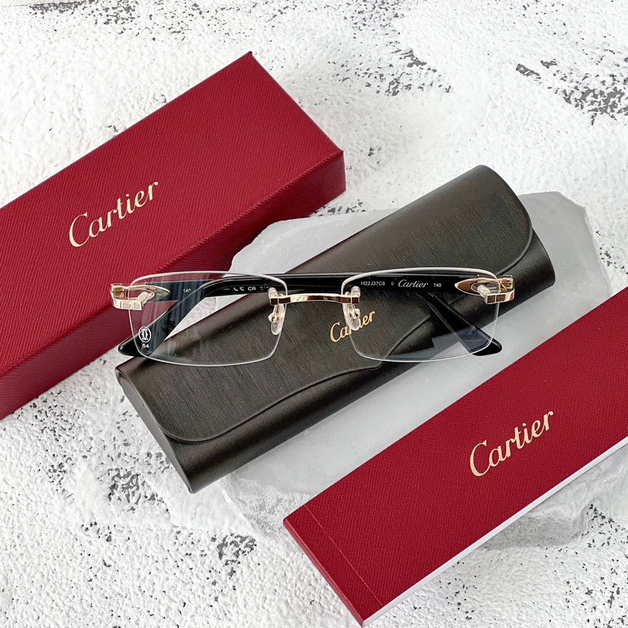 Kính cận Cartier dáng chữ nhật không viền, gọng họa tiết nổi bật đeo nên sang lắm luôn a ✨