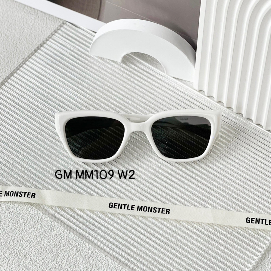 Kính râm Maison Margiela & GM MM109 new ss2024 dáng mắt vuông trắng, gọng hoạ tiết em đã đáp sẵn rồi ạ 😎