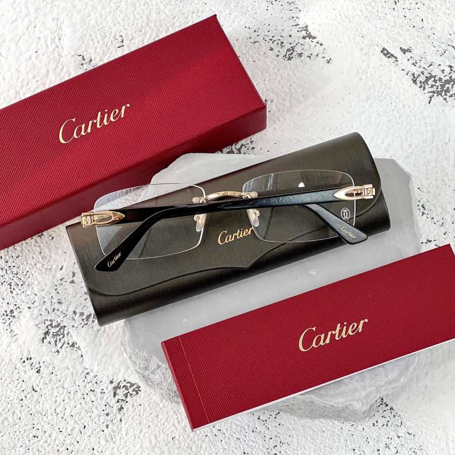 Kính cận Cartier dáng chữ nhật không viền, gọng họa tiết nổi bật đeo nên sang lắm luôn a ✨