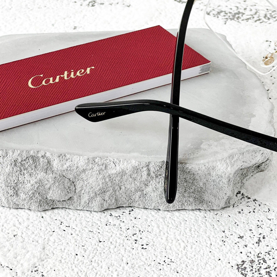 Kính cận Cartier dáng chữ nhật không viền, gọng họa tiết nổi bật đeo nên sang lắm luôn a ✨