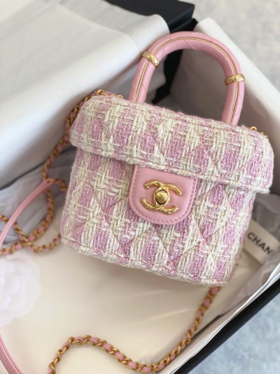 Chanel vanity dạ tweet