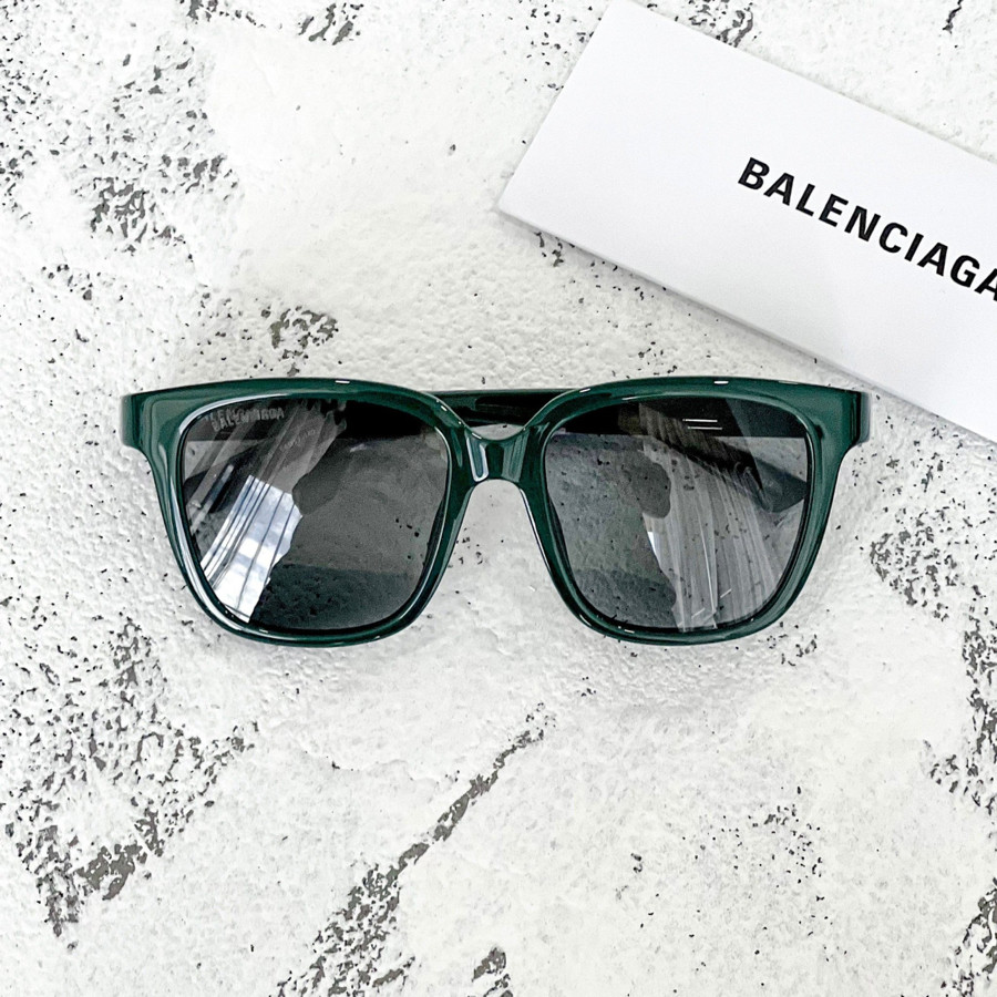 Kính râm Balenciaga BB0152 siêu nhẹ đi cùng tên hãng trên viền kính độc lạ 🎐