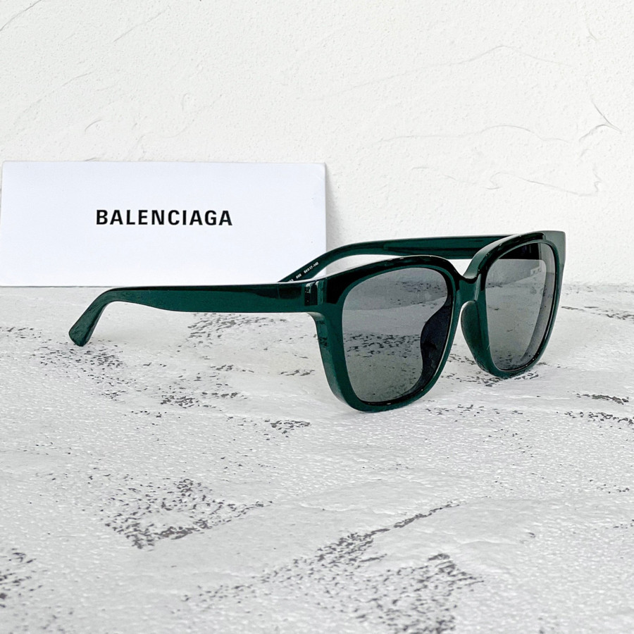 Kính râm Balenciaga BB0152 siêu nhẹ đi cùng tên hãng trên viền kính độc lạ 🎐