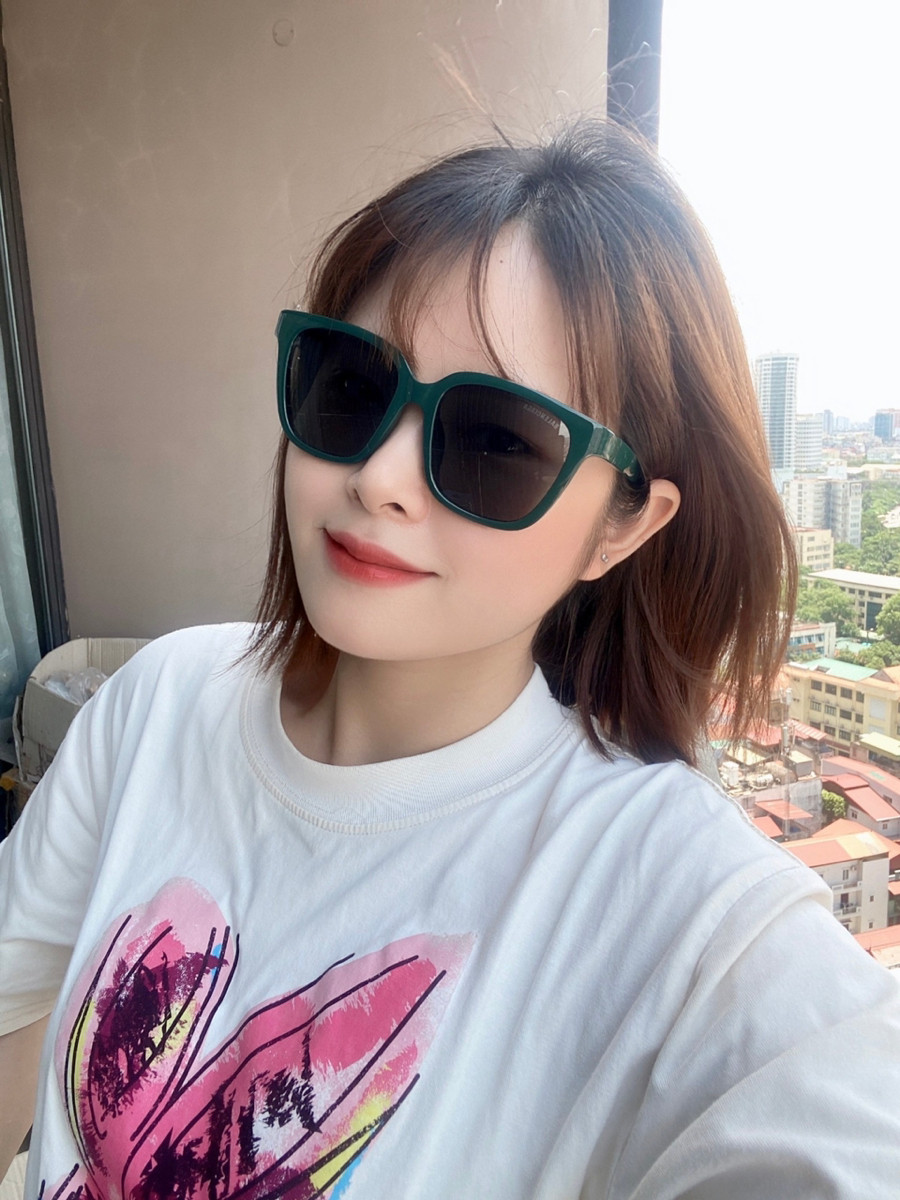 Kính râm Balenciaga BB0152 siêu nhẹ đi cùng tên hãng trên viền kính độc lạ 🎐