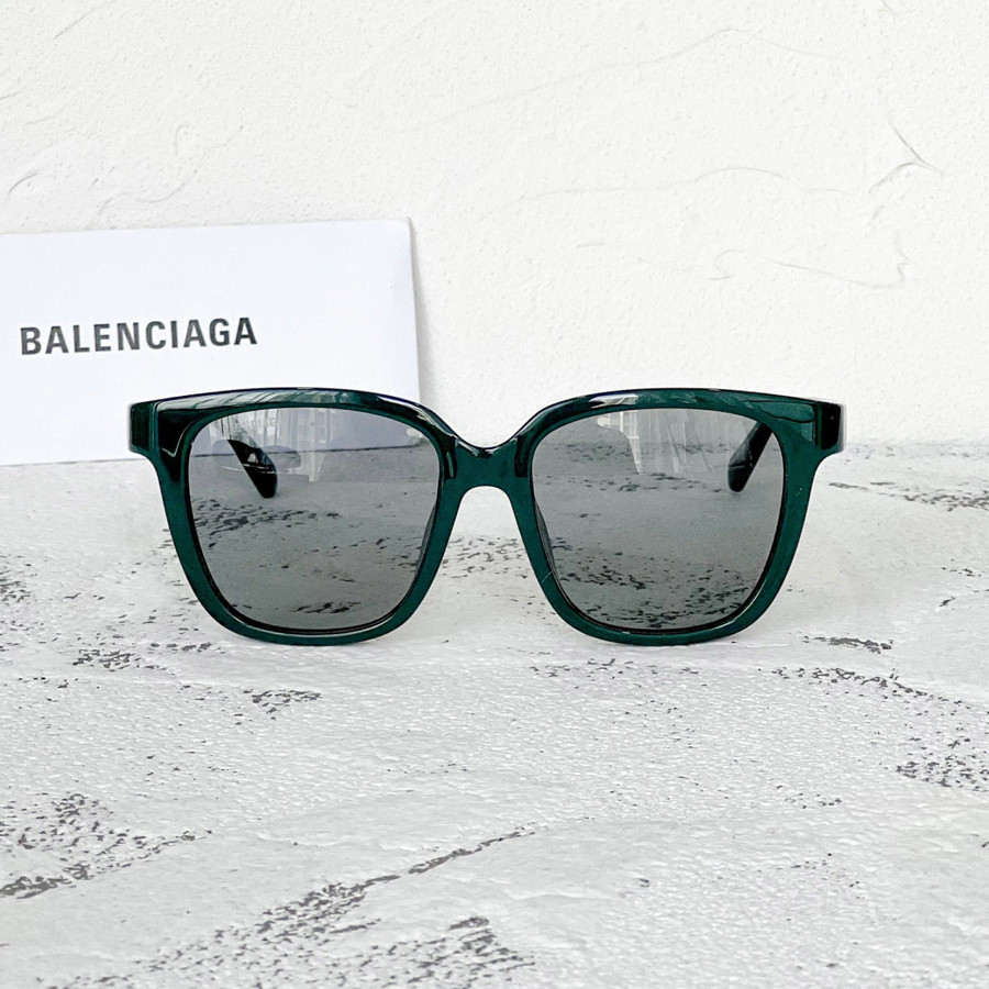 Kính râm Balenciaga BB0152 siêu nhẹ đi cùng tên hãng trên viền kính độc lạ 🎐
