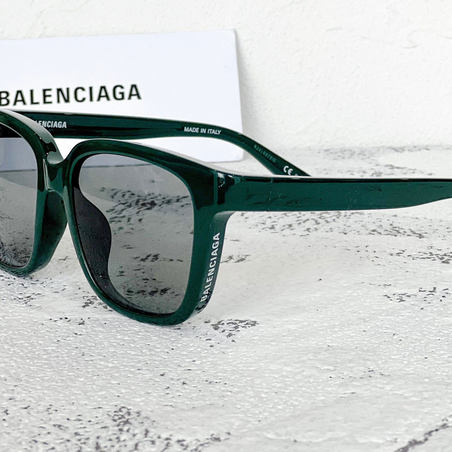 Kính râm Balenciaga BB0152 siêu nhẹ đi cùng tên hãng trên viền kính độc lạ 🎐