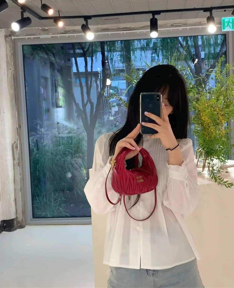 Túi Miumiu Wander Hobo đỏ siêu hiếm.