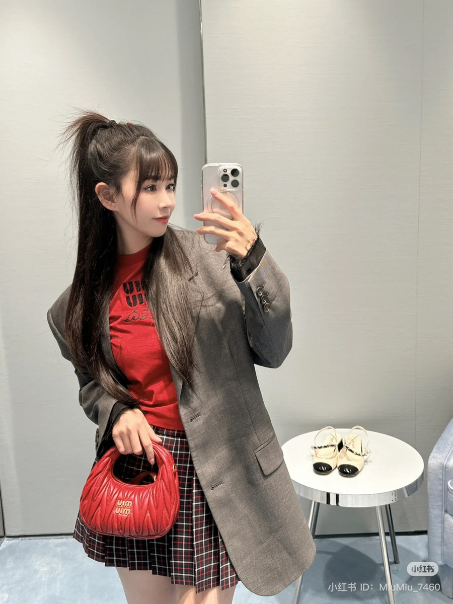 Túi Miumiu Wander Hobo đỏ siêu hiếm.
