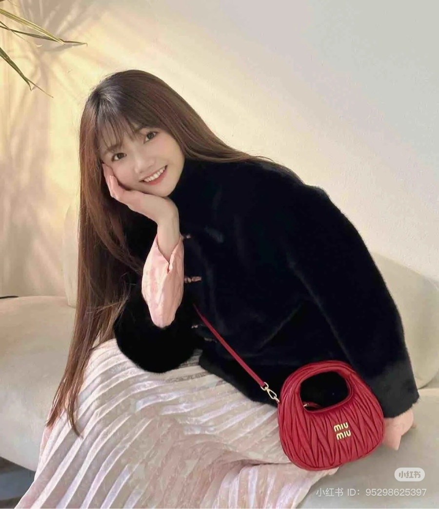Túi Miumiu Wander Hobo đỏ siêu hiếm.