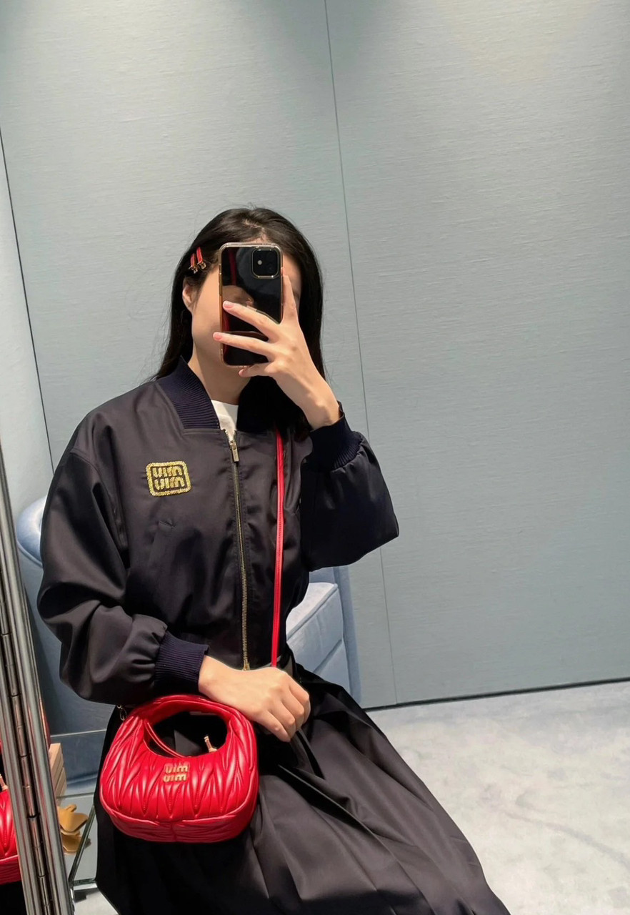 Túi Miumiu Wander Hobo đỏ siêu hiếm.