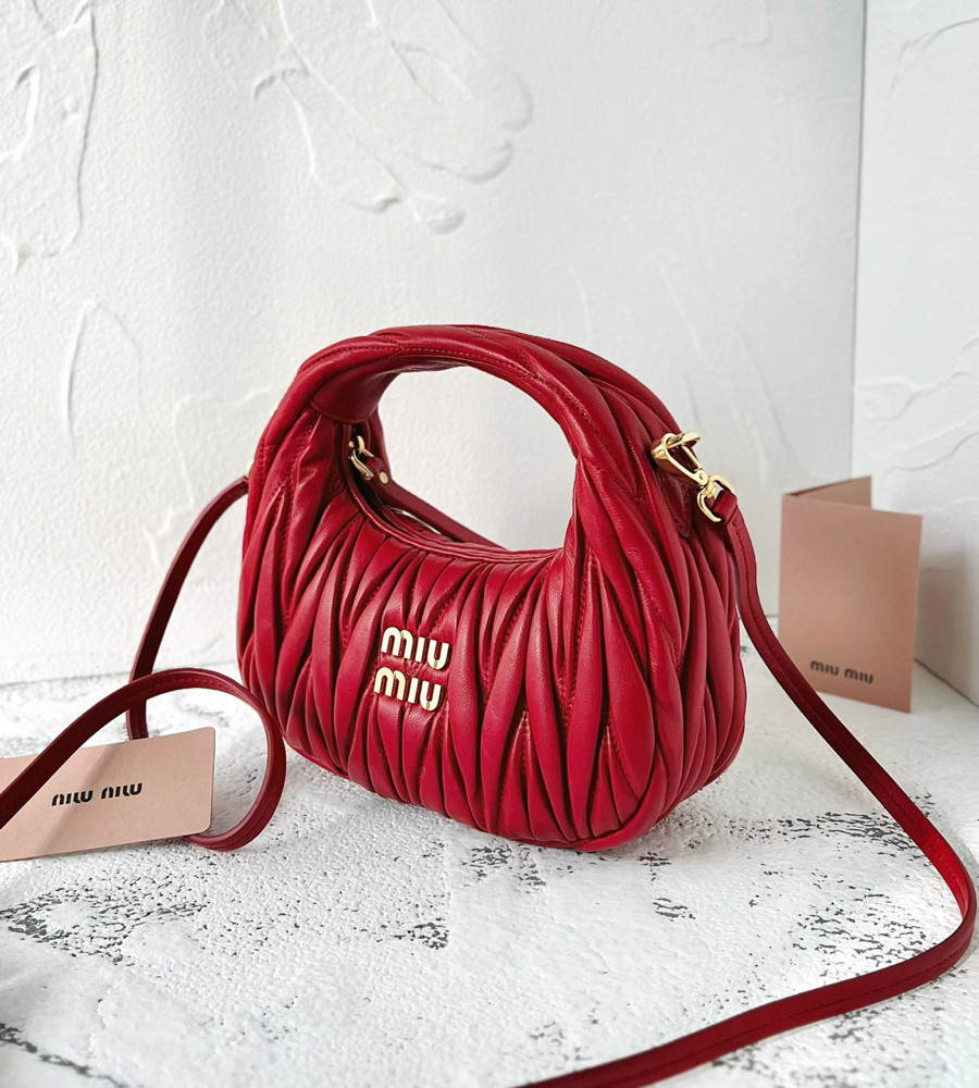 Túi Miumiu Wander Hobo đỏ siêu hiếm.