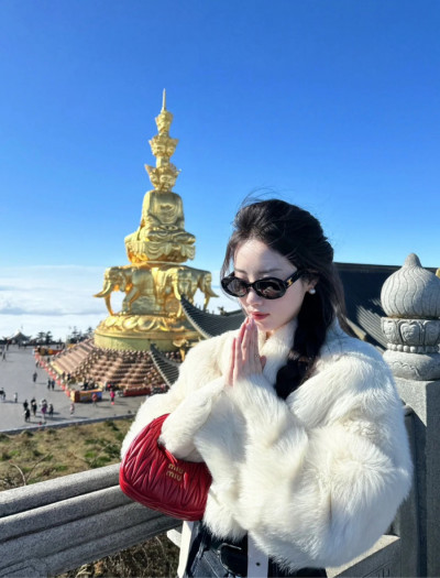 Túi Miumiu Wander Hobo đỏ siêu hiếm.